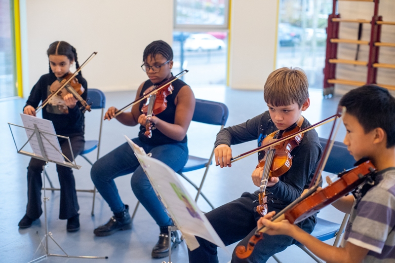 Cultura is het centrum voor kunst en cultuur in Ede dat inspirerende workshops voor Abby D. op alle deelnemende scholen verzorgt. Van muziekles en filmpjes maken, tot leren hoe een drone werkt. “Zo ontdekken de kinderen nieuwe talenten en groeit hun zelfvertrouwen”, weet Marieke Booy, projectleider voor Abby D.