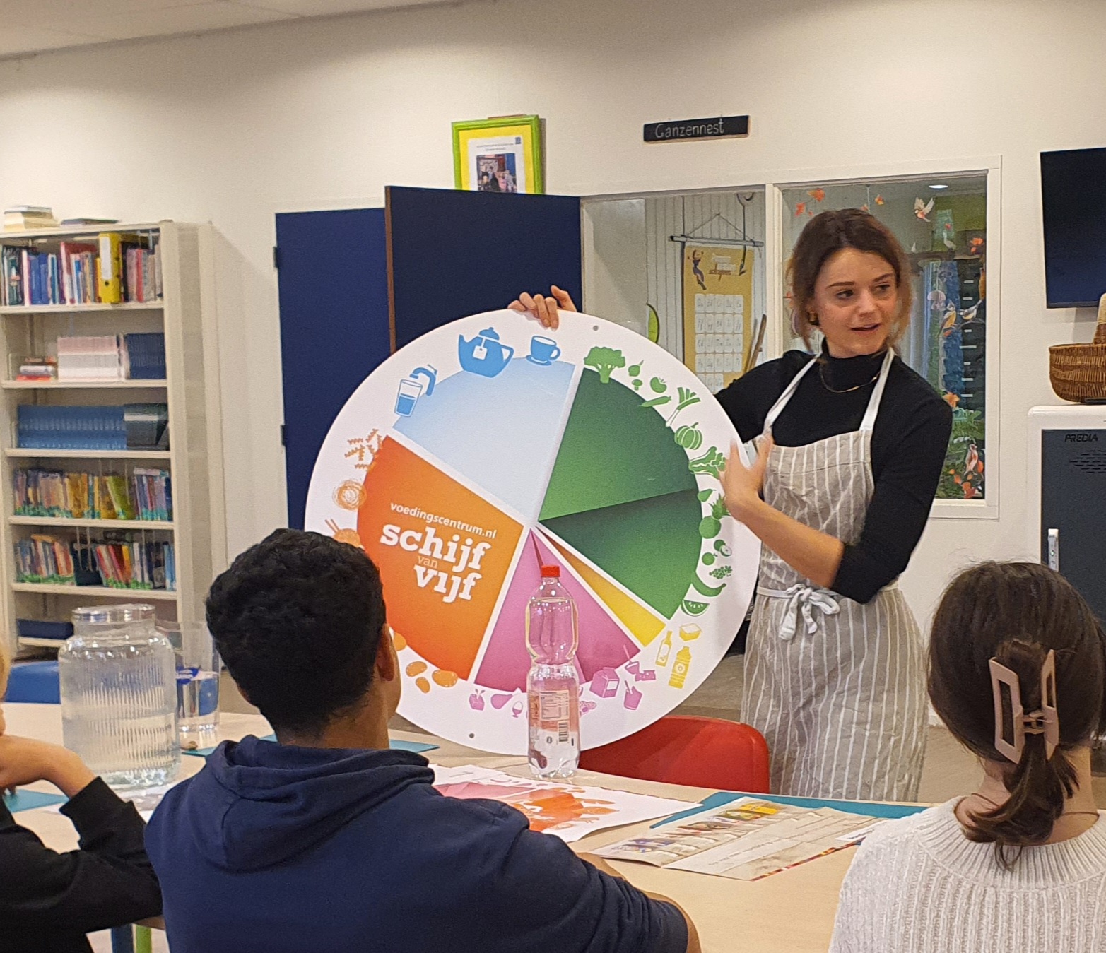 Wat een mooi startjaar beleefde Abby D. in Ede! Op de deelnemende scholen in de hele stad genoten kinderen van alle leeftijden van superleuke activiteiten. Van koken tot muziek, van techniek tot dansen, knutselen en sport & spel: voor ieder kind was er iets passends.