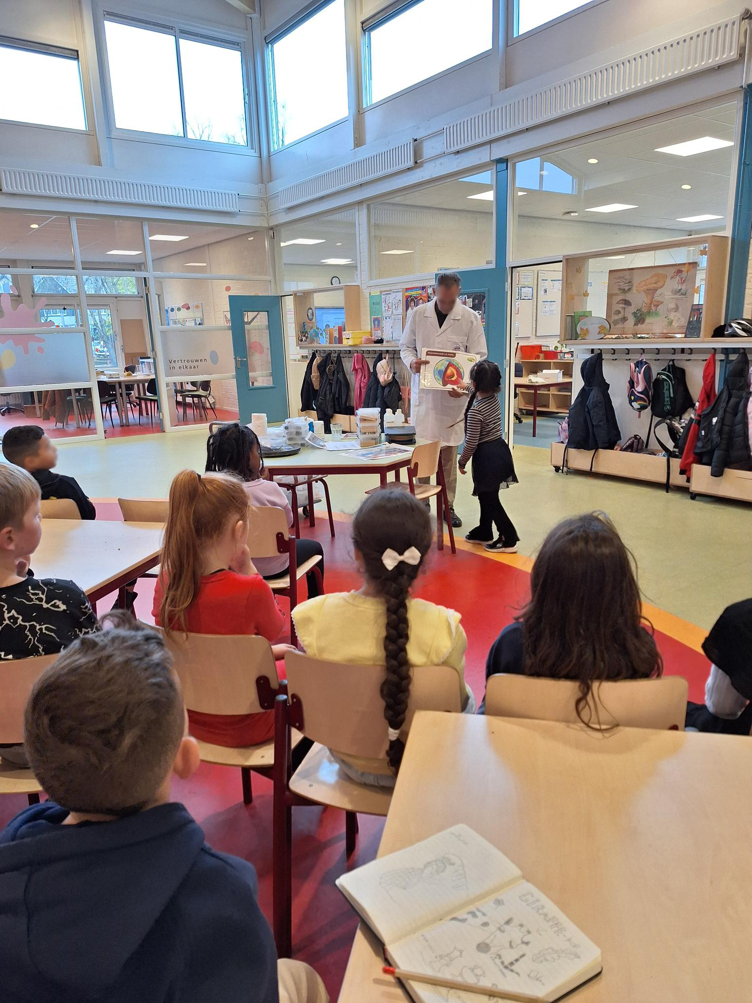 “Dit voorjaar geven we via Abby D. onder andere kooklessen, onder leiding van koks Marcel en Rogier van TommyTomato en met hulp van enkele ouders. Die zijn in trek, net als het moestuinieren. Daar doen maar liefst 32 kinderen aan mee”, vertelt coördinator Nienke Verwijst-Kroeze van Uniek.