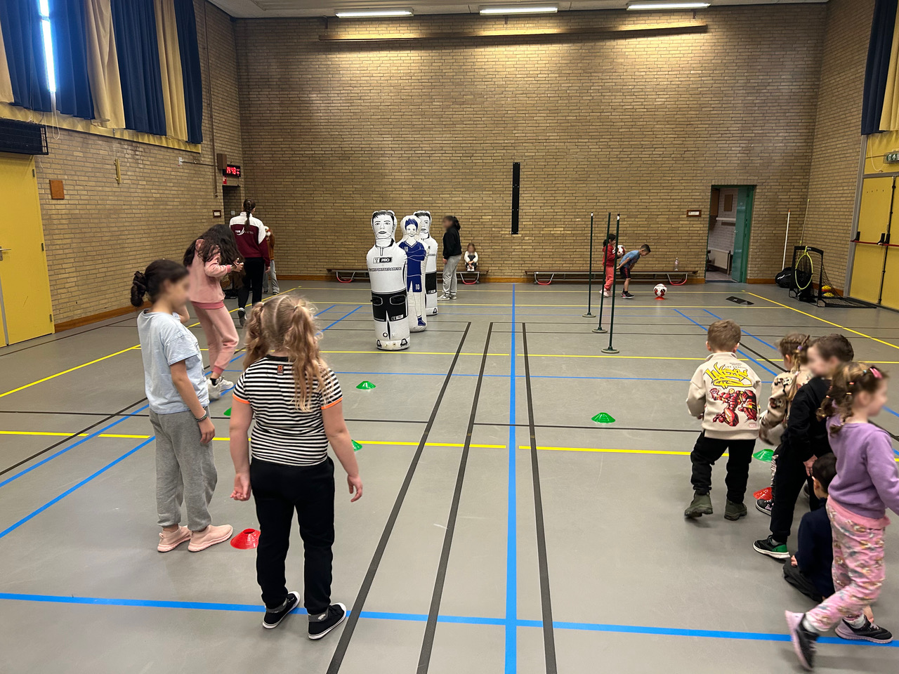 “Onze dochter kreeg door PUUR meer zelfvertrouwen. Ze speelt nu makkelijker met andere kinderen.” Dat vertelt een enthousiaste ouder over de PUUR Voetbal Academie. Bij deze organisatie maakt het niet uit hoe goed je bent, als je maar plezier hebt. Het afgelopen schooljaar was PUUR een van de Abby D.-activiteiten op Nieuwkomersschool De Schakel.