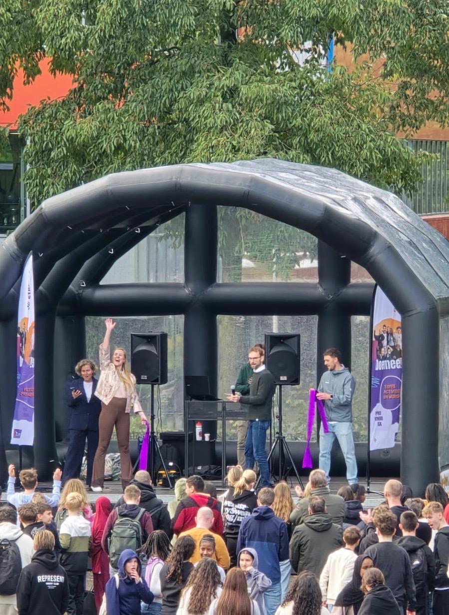 Leerlingen van het Streek College (VMBO, PRO en ISK) kunnen voortaan gratis deelnemen aan Streek+: supertoffe activiteiten en workshops, van sport en koken tot film, mode, muziek en huiswerkbegeleiding. Op dinsdag 28 oktober 2025 was de kick-off van Streek+.